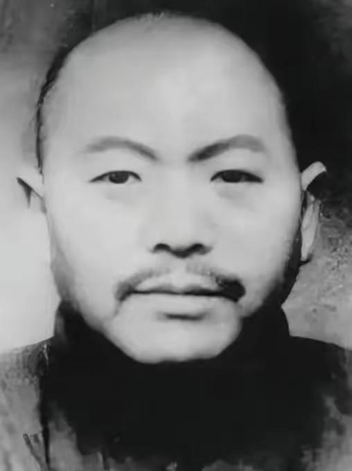 1951年，大汉奸黄标被判死刑，到了刑场，黄标却很不甘心：“我每个月给新四军送了