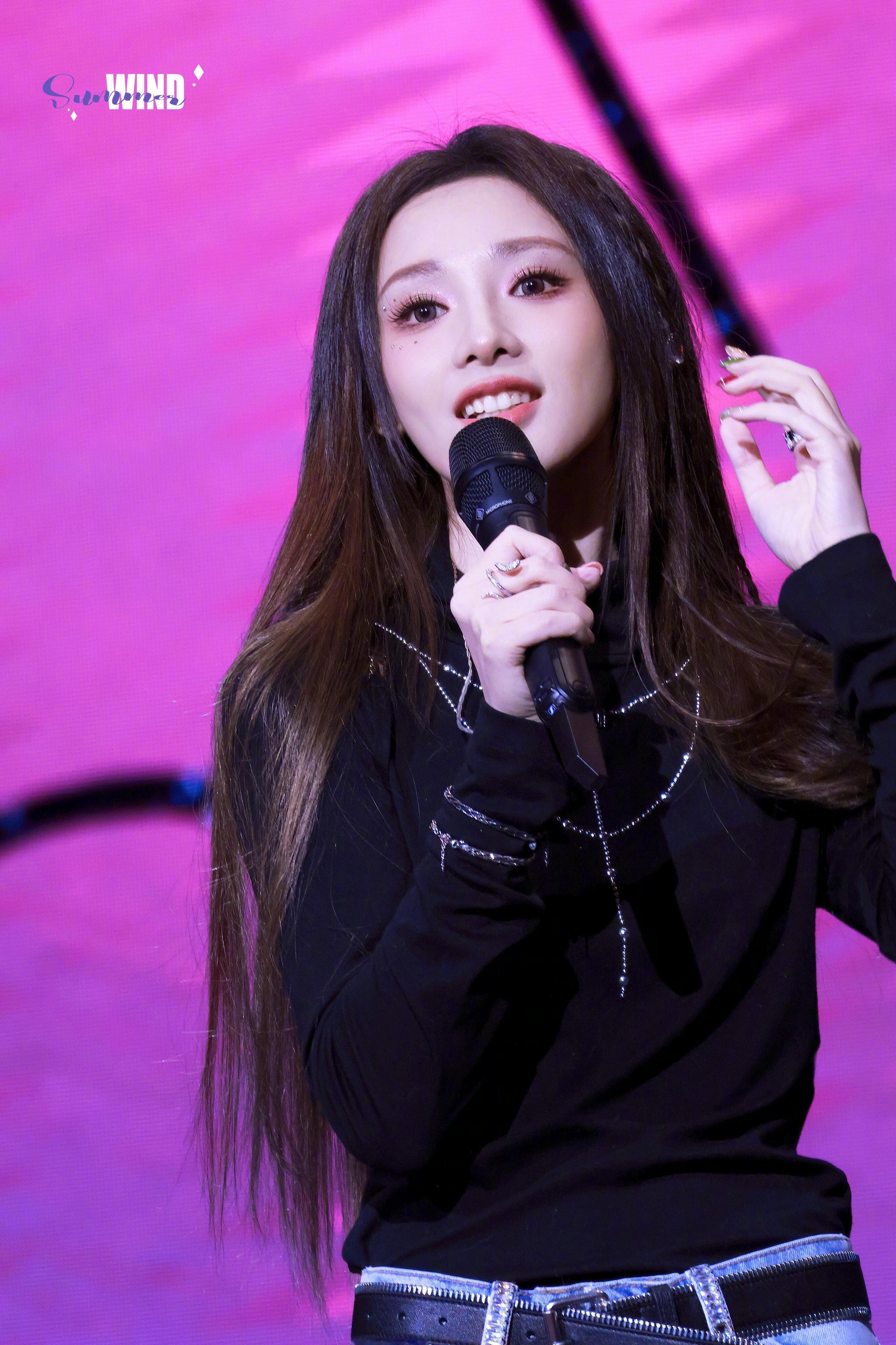 彭小苒身上披了几千根羽毛彭小苒这张脸放女团里也是顶级的门面。