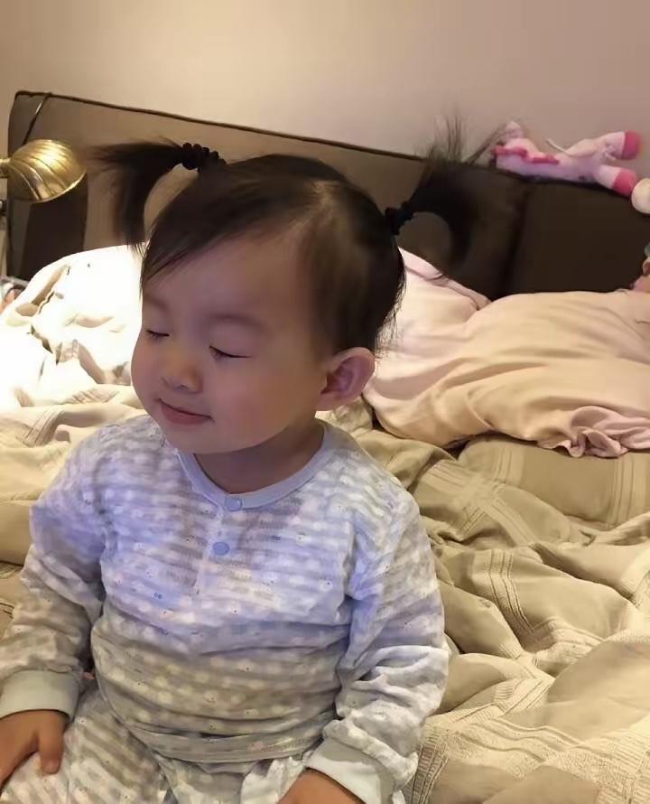 小玥儿和箖箖两个孩子从小在台北长大，朋友、学校、吃的口味、甚至写字用的都是繁体字