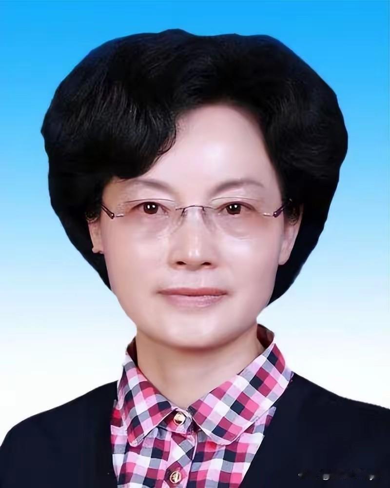 相由心生！图中美女相貌俊俏，清秀靓丽。她可不简单！她叫王俊，今年6