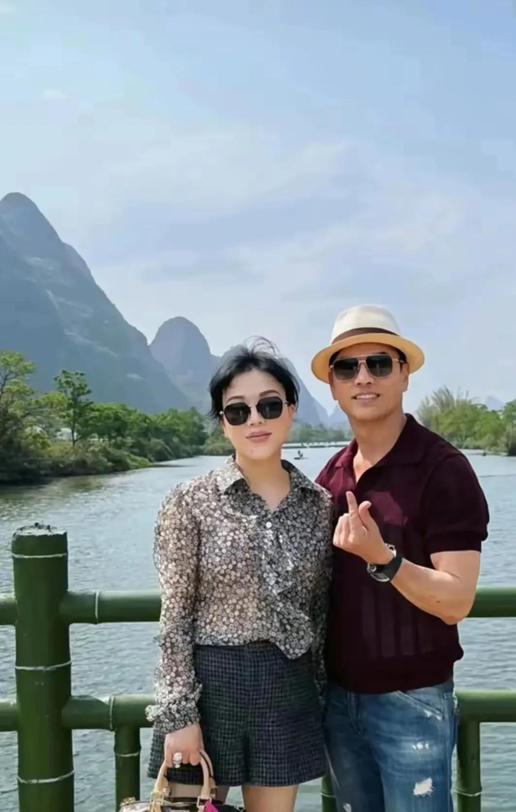 69岁的吕良伟携妻子杨小娟前往桂林旅行，两人在旅途中不断留下温馨的合影，共同享受