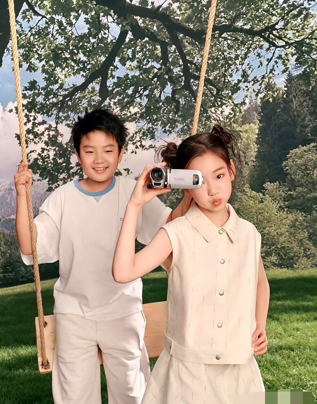 董璇女儿和佟大为儿子同框的照片出来，性格反差明显​