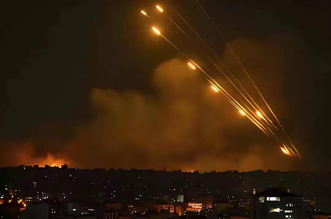 伊朗每天狂轰五六十枚导弹，打得美以节节后退！很多人以为这是伊朗占据主动、越打越强