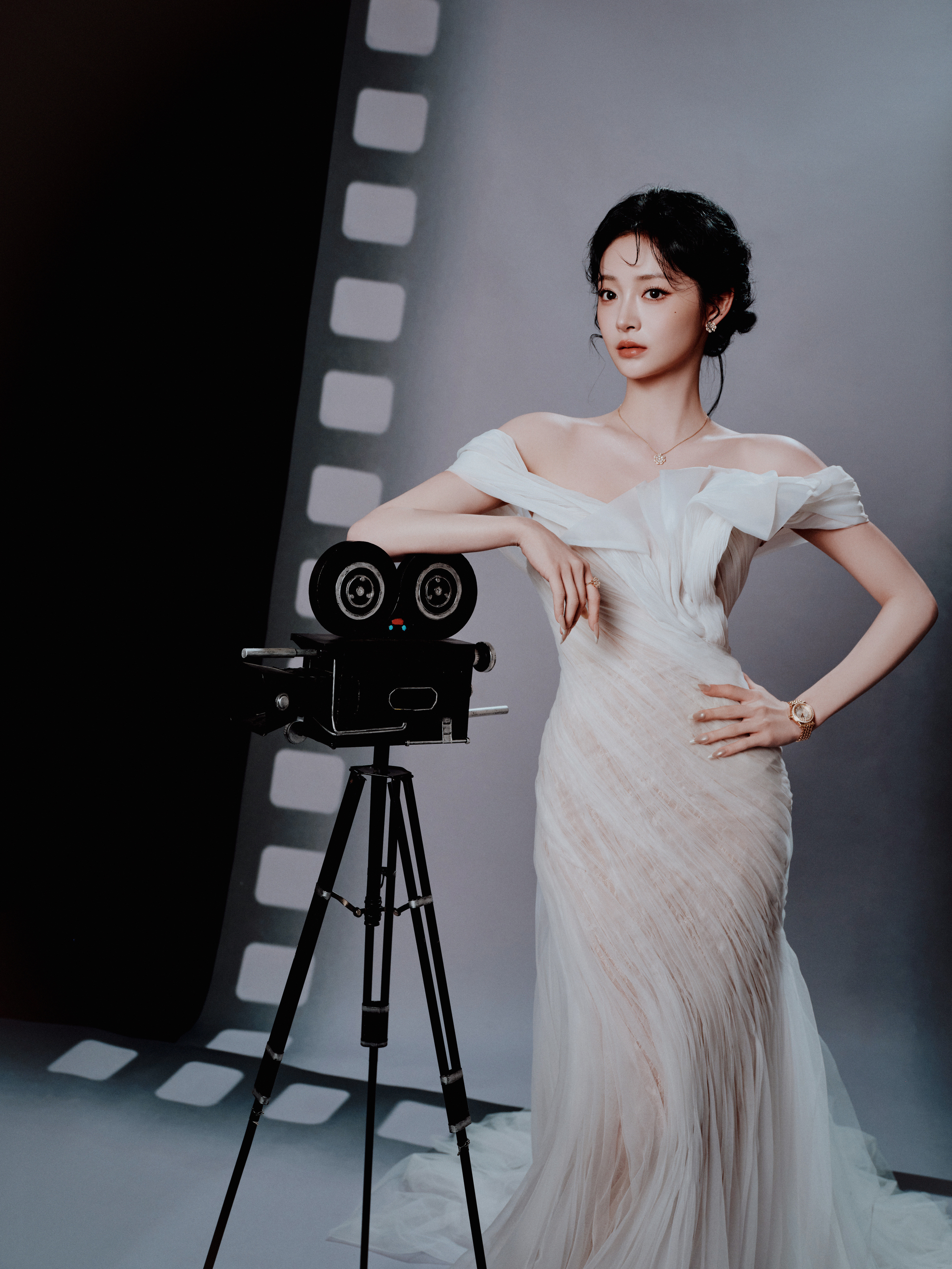 周洁琼 雨雾里的白裙仙子，连伞下的温柔都带着柔光✨周洁琼雨中的一块白玉周洁琼