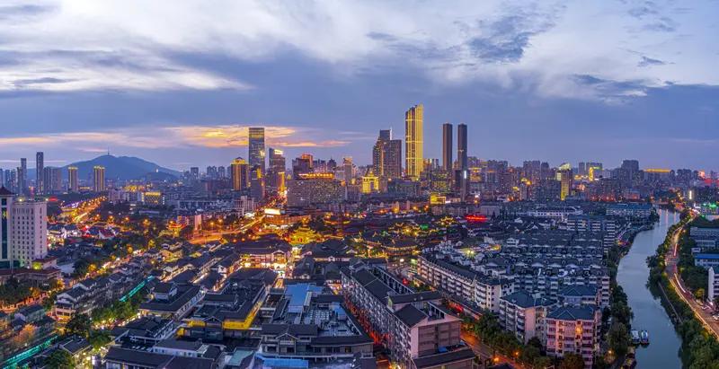 无锡经济超南京？短期内有点悬。2024年南京GDP达18500.81亿元，无锡是