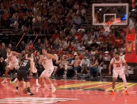 太搞笑！申京和约基奇碰撞，两人双双倒地演戏！北京时间11月22日，火箭与掘金的