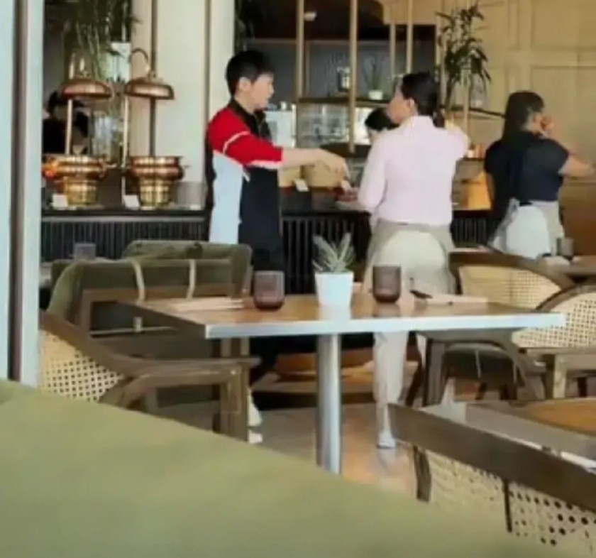 中国运动员走哪处处得绷紧神经！孙颖莎吃个饭，真的让人捏把汗！本想安安稳稳吃