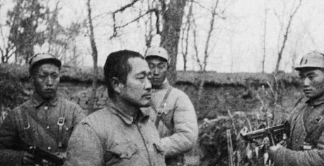 1949年1月，杜聿明在陈官庄被包围后，带着副官、卫士等十余人逃到了安徽省萧县张