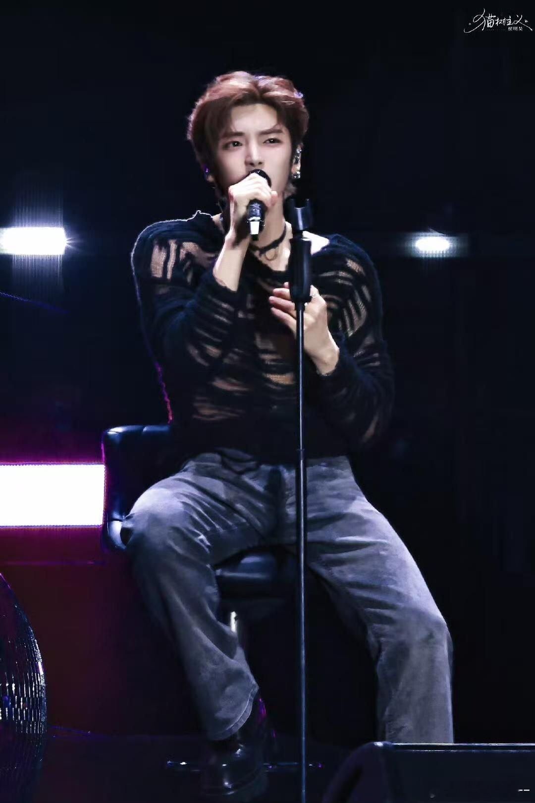 侯明昊在南京音乐节的舞台表现真的太迷人了，黑色锁骨链加持让他瞬间成为魅魔，甜野气