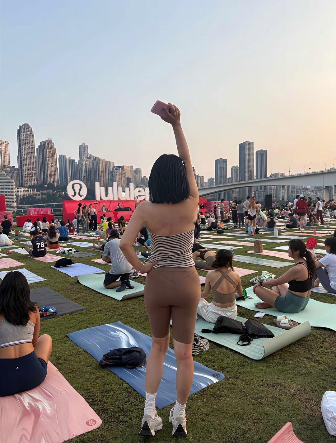 在江边练瑜伽啦，重庆太美好了