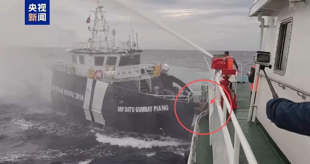 菲律宾强闯黄岩岛画面曝光，顶着水炮向中国海警船撞击，失败后举白旗我国权威媒体已