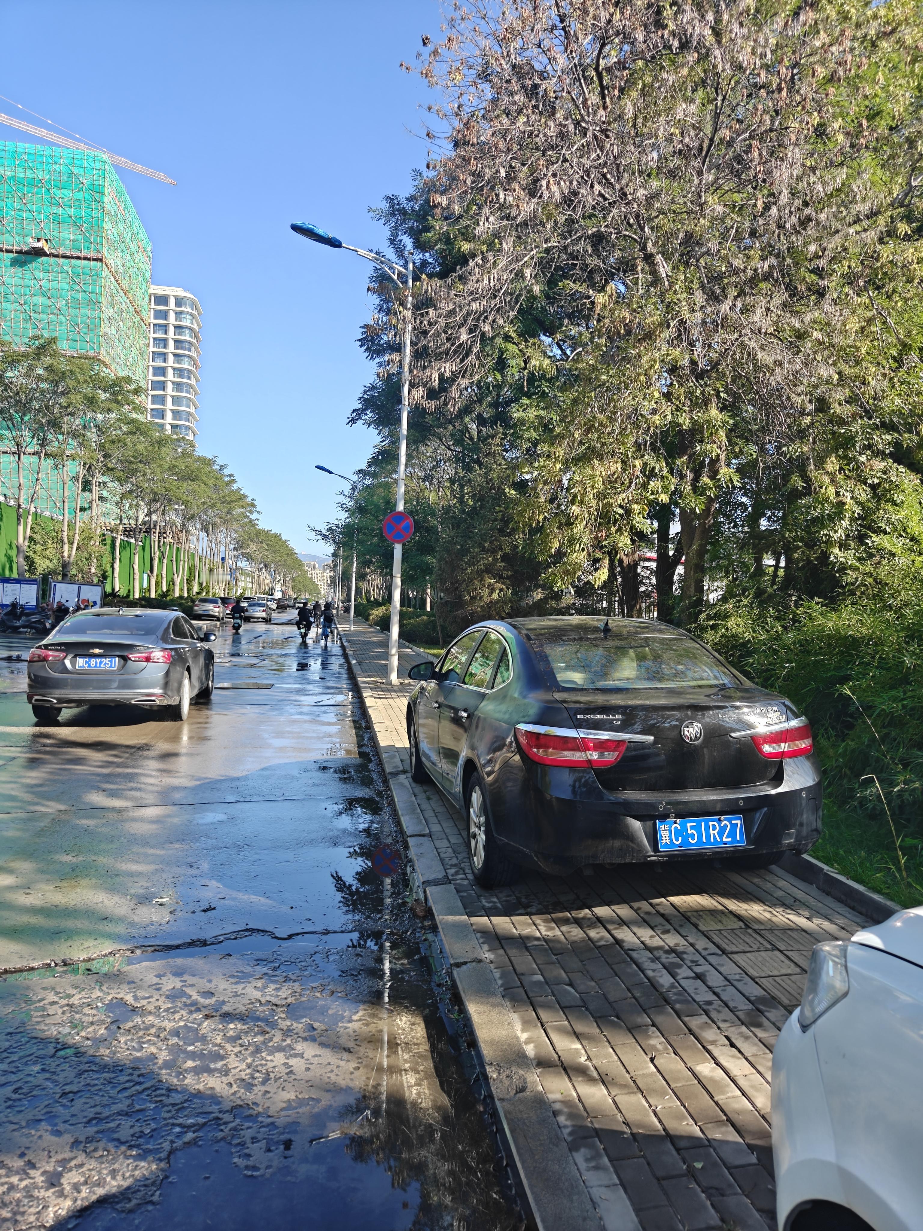 不文明行为曝光：河北秦皇岛开发区金山路，就在禁停标志下，公然在人行道上随意违章停车，占用盲道，这让行