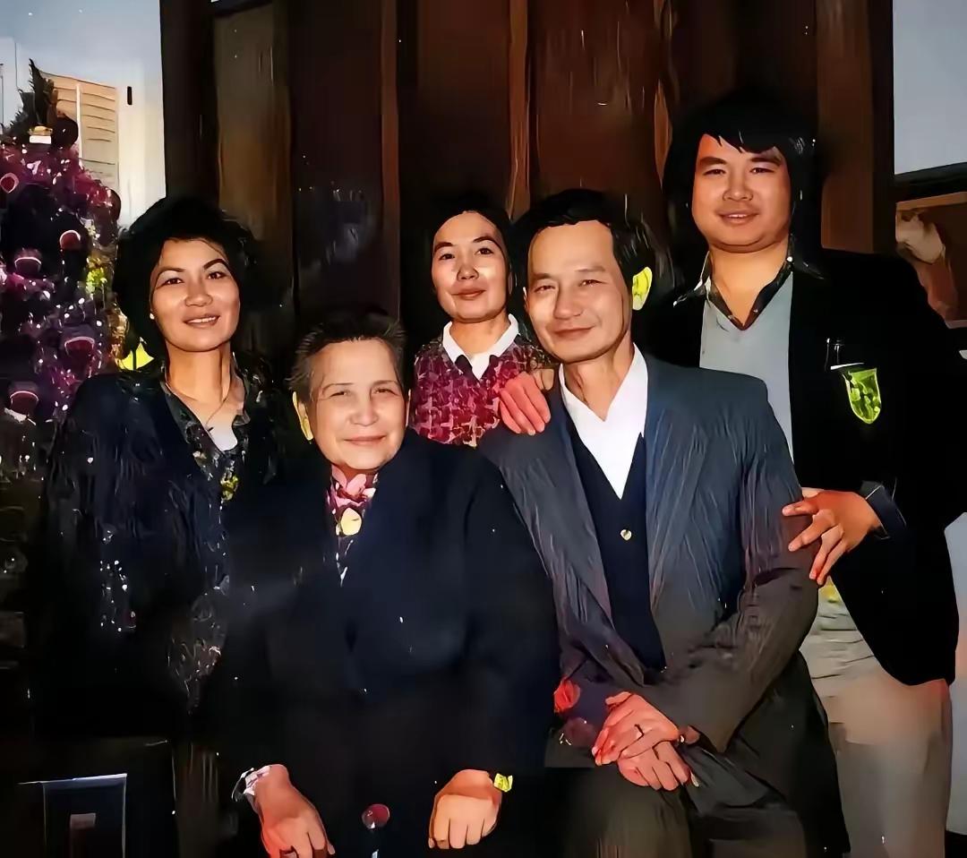 这是1981年，吴石将军的遗孀王碧奎与四个孩子在一起的合影。长子吴韶成(19