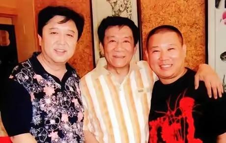 郭德刚通过什么关系认识了候耀文？早年郭德纲还在相声圈漂泊、没拿到正式师承的“身份