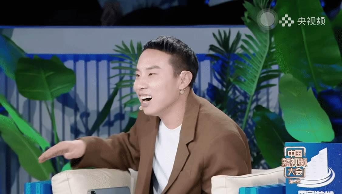 徐志胜说自己是脱口秀演员中的等等徐志胜自封“等等”引爆笑！被AI奶龙报复式评选