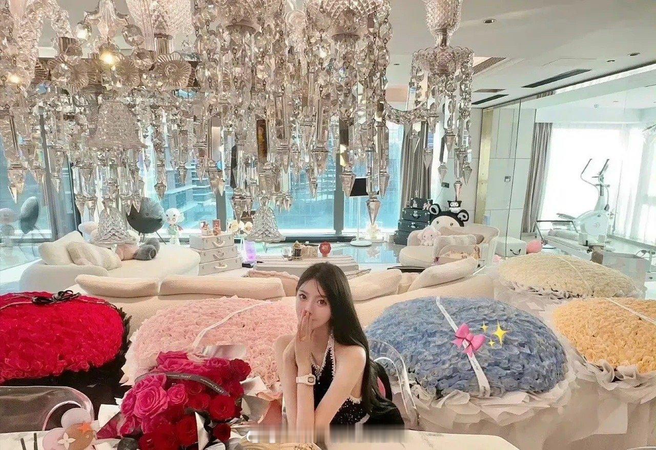 当年叶珂晒出的照片，玫瑰花多到摆满了整间屋子，且不说买不买得起，正常人会买这么多