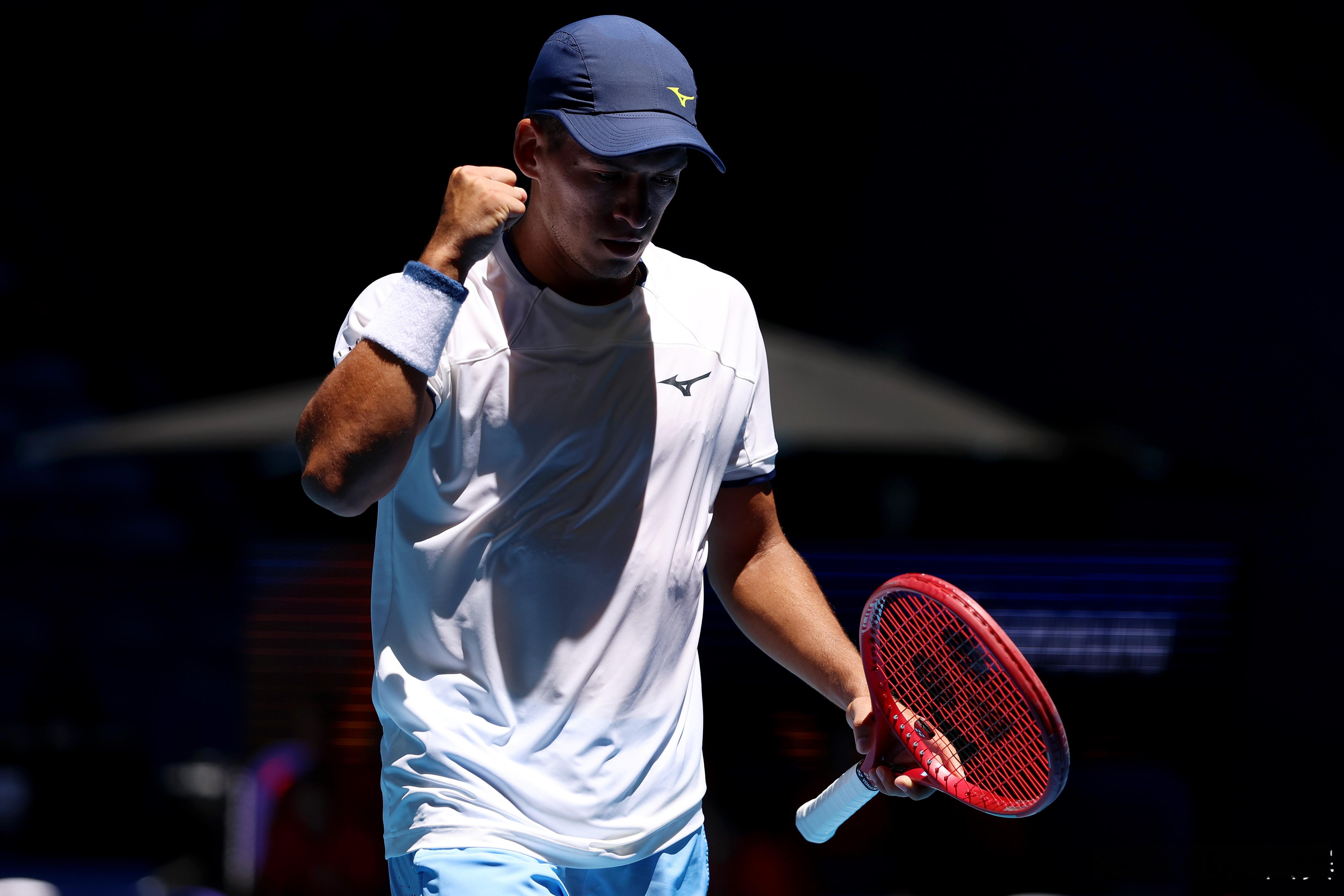 首日完整赛果👇A组阿根廷3-0西班牙巴埃斯6464穆纳尔谢拉64