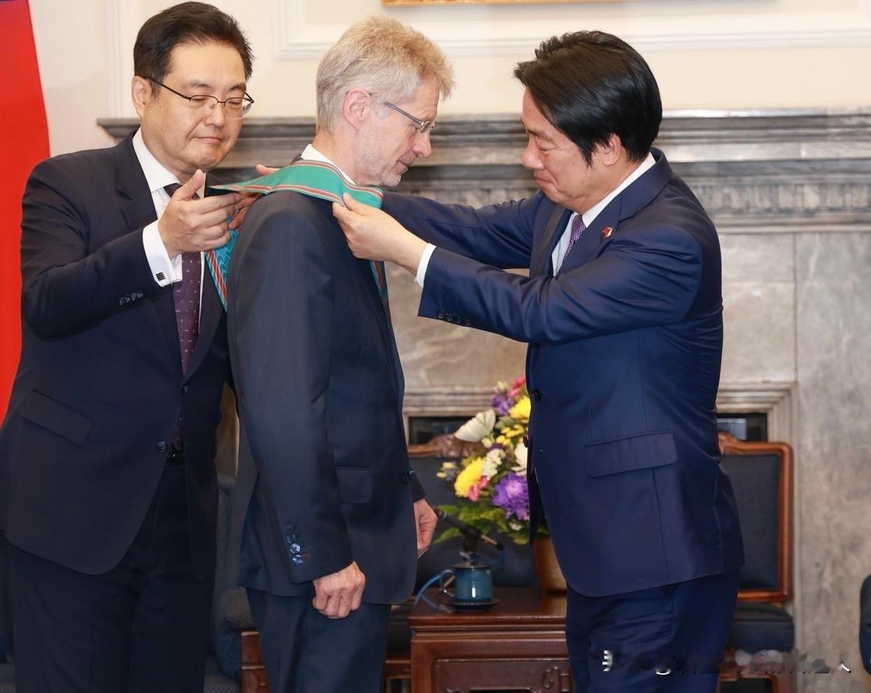 赖清德送走捷克议长的热乎劲还没散，人家已经在社媒上晒出了中国航空直飞布拉格的机票