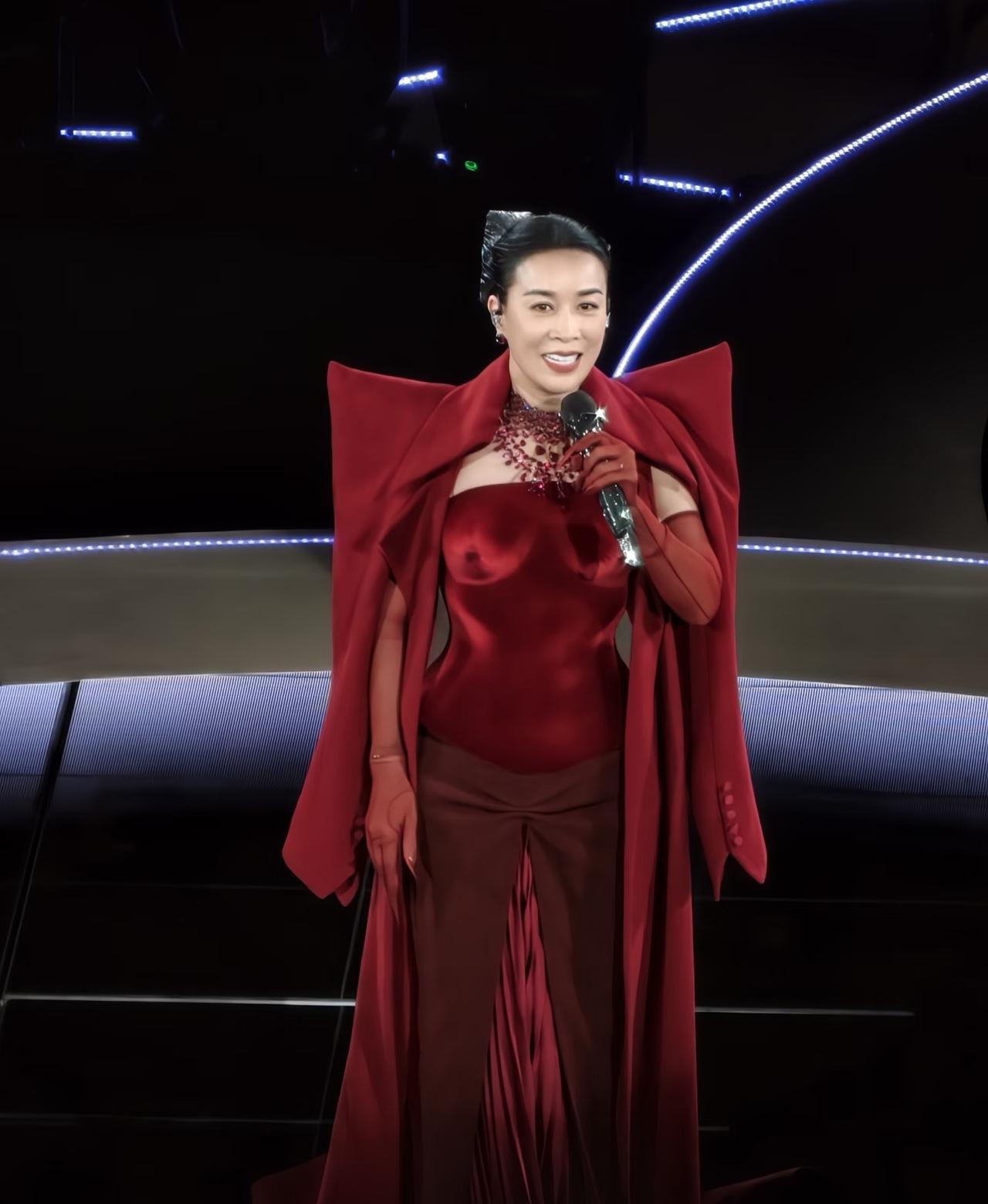 我严重怀疑，那英开演唱会，不是为了圈錢，也不是为了歌迷，而是为了炫耀自己人缘