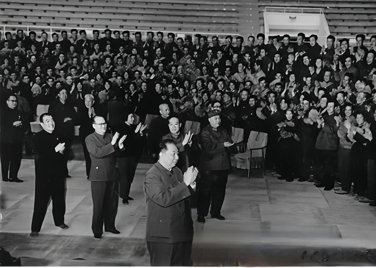 🍁1977年4月19日，华国锋接见大庆油田英雄模范。陈永贵、纪登奎、汪东兴、吴