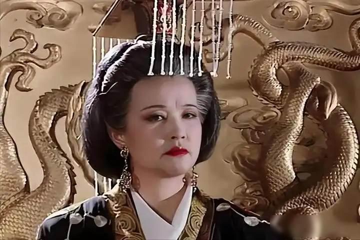 一个皇帝,把皇后的亲姐姐、亲外甥女,前后都收进了房。这事儿搁今天,能上一整年热搜