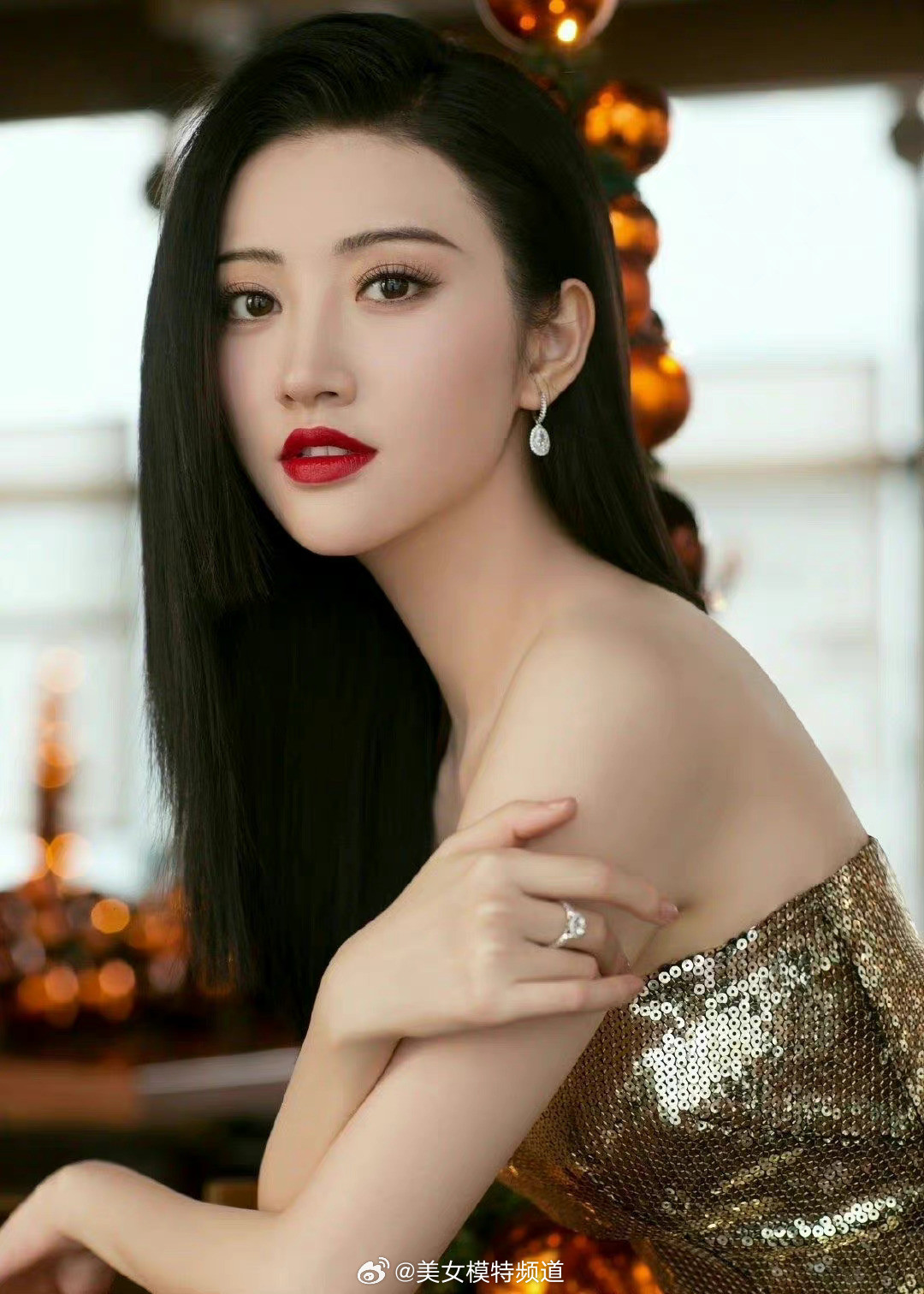 景甜一袭亮色抹胸裙