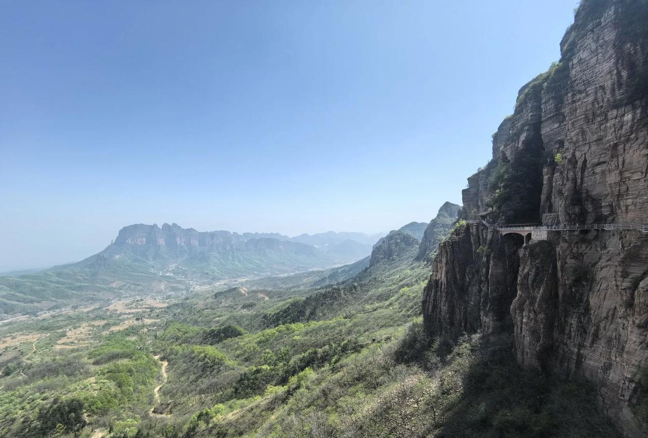 跟着老夏游山东——邯郸东太行景区（7）景区的高空栈道的山壁上画有很多的动物，有