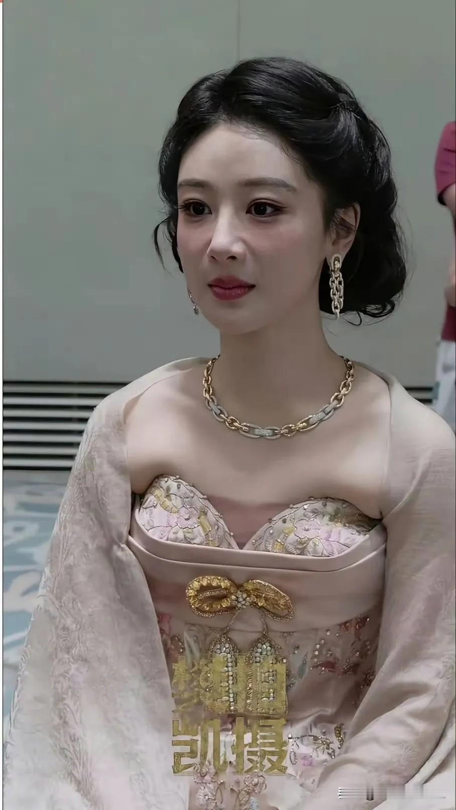 原来衣服不是越贵越好穿，杨紫这套高定价值50万，穿在身上很勒人，坐下来还会挤出副
