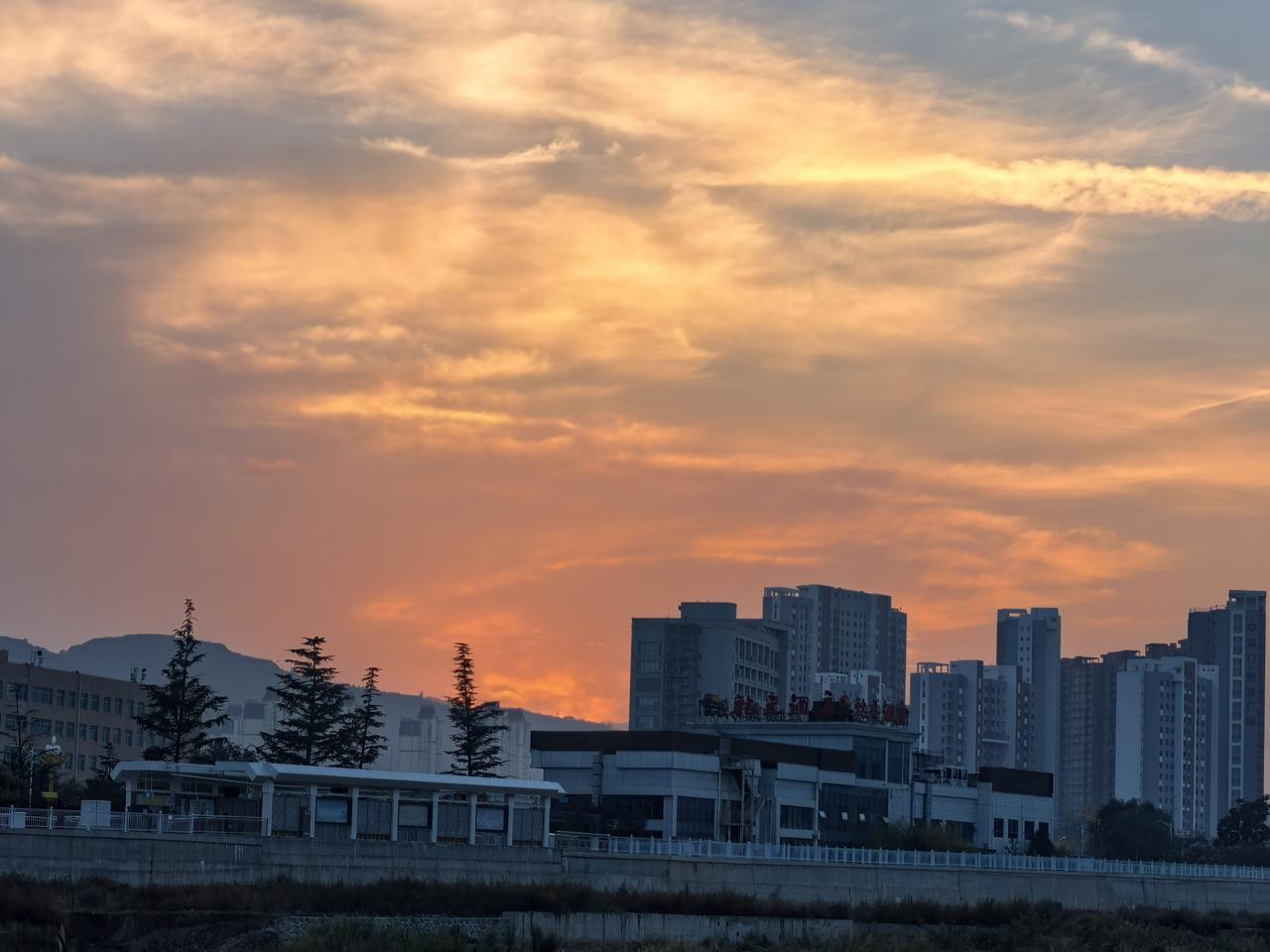 多年炒股积累的经验。股票账户上一定要有备用金，不能全部买成股票。这几年这一点