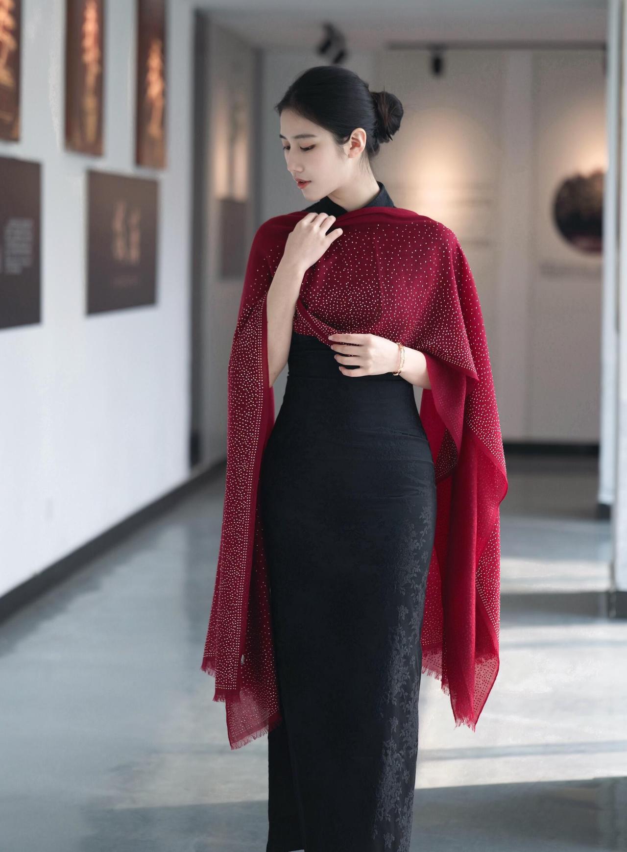 优雅黑裙搭配红色披肩尽显东方女性魅力气质黑裙搭配东方美人韵味十足