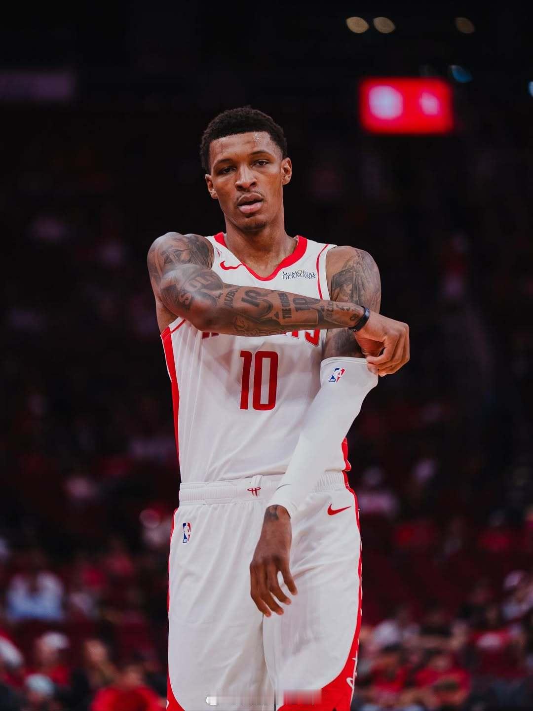 明日vs独行侠伤病更新：火箭这边，小贾脚踝伤势出战存疑，范弗利特、芬尼-史密斯继