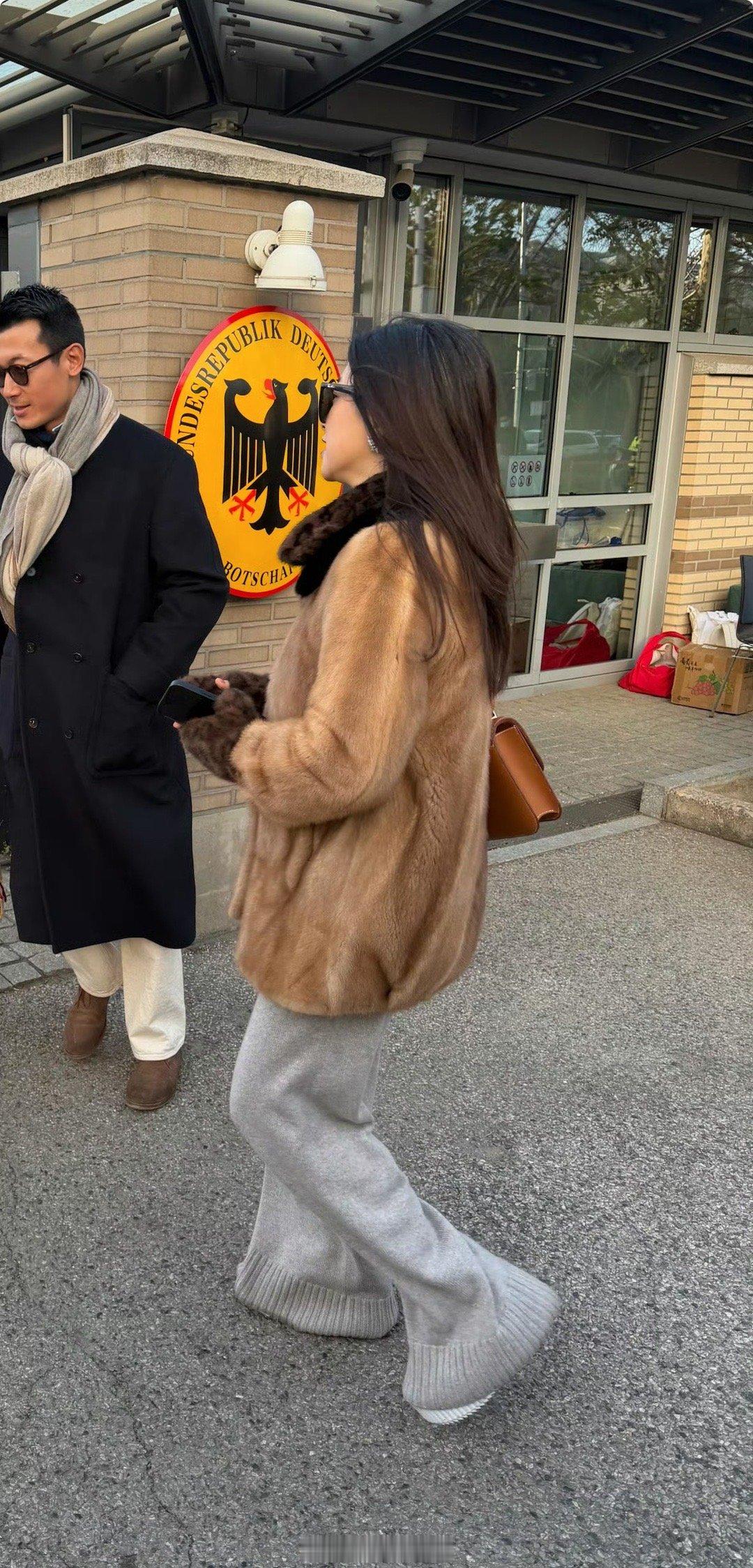 原来女明星朱珠裤子的裤脚也会脏，我每条裤子裤脚脏不忍心看