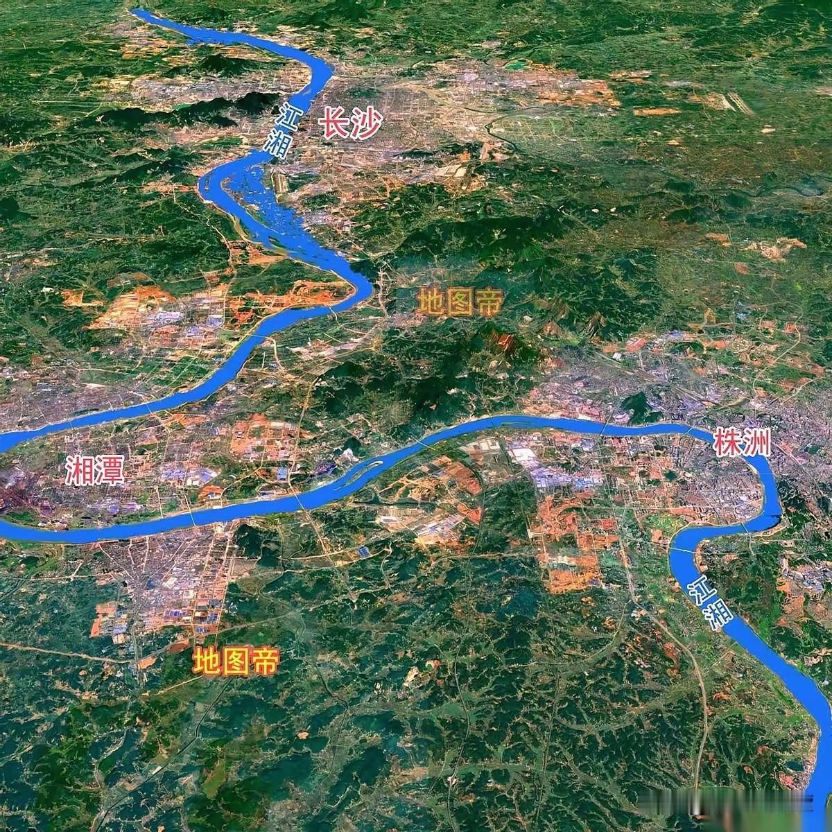 看这张图，长株潭像不像一个城市！湘江宛如一条玉带，从株洲往北经过湘潭到达长沙！