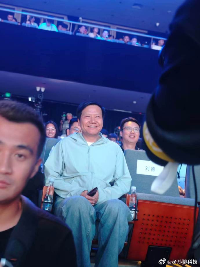 论全场表情管理确实不容易，看到有人已经开始拿雷总第二张图片造谣第一张喜笑的照片完全没看见#雷军台下看