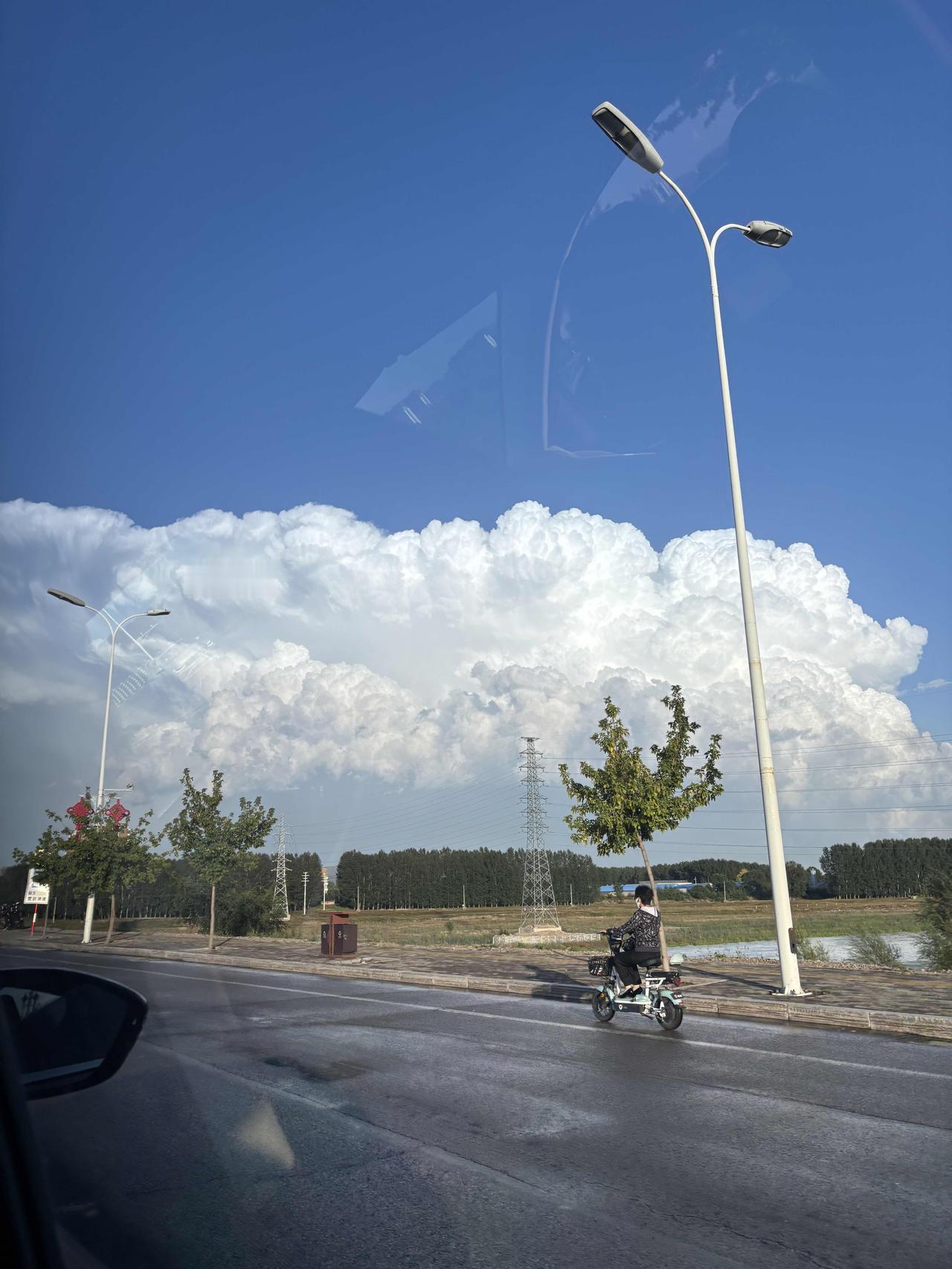 我妈给我姐夫一家当了5年的保姆，离开时姐夫给了我妈一个布袋，我妈以为是钱，打开后