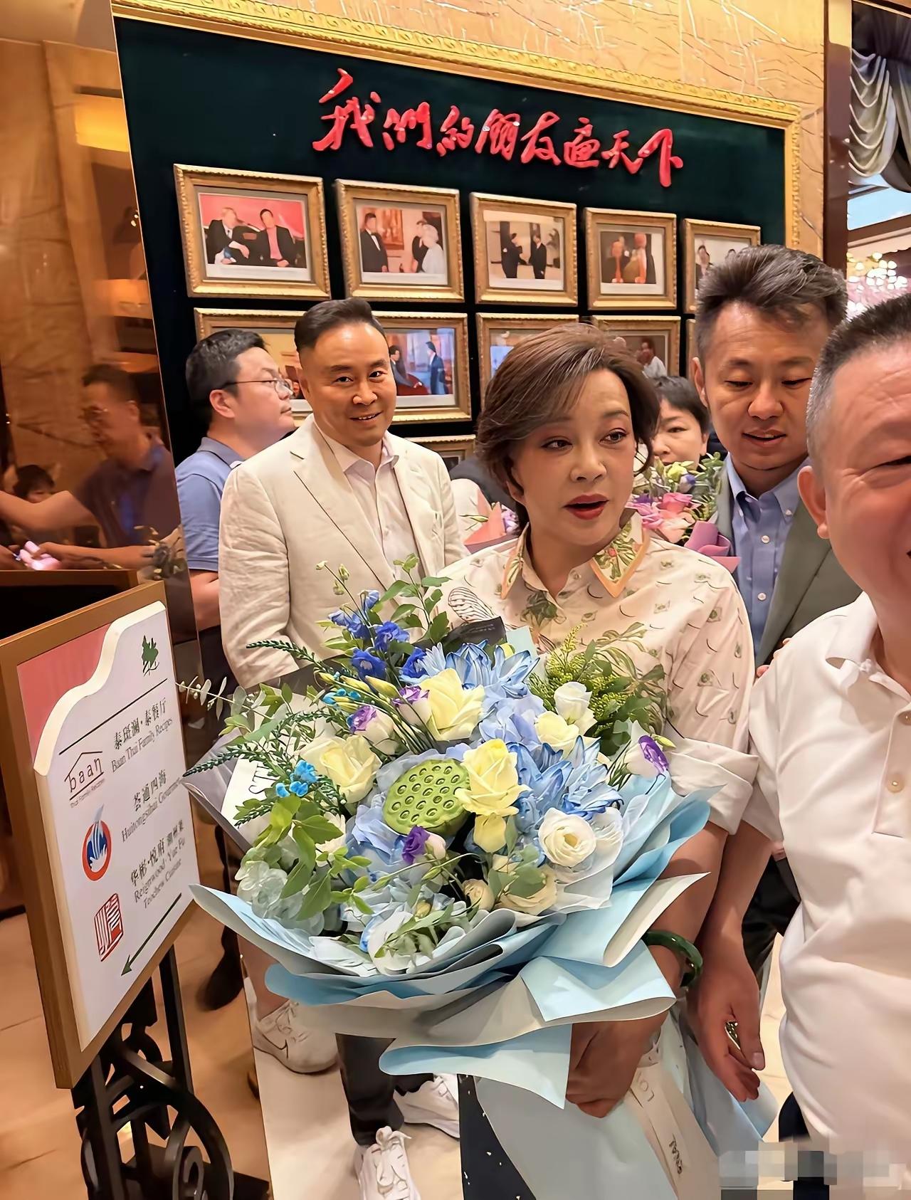 刘晓庆总算正常了一回，她手捧鲜花在北京现身。这次她没头戴鲜花，没穿得花里胡哨，