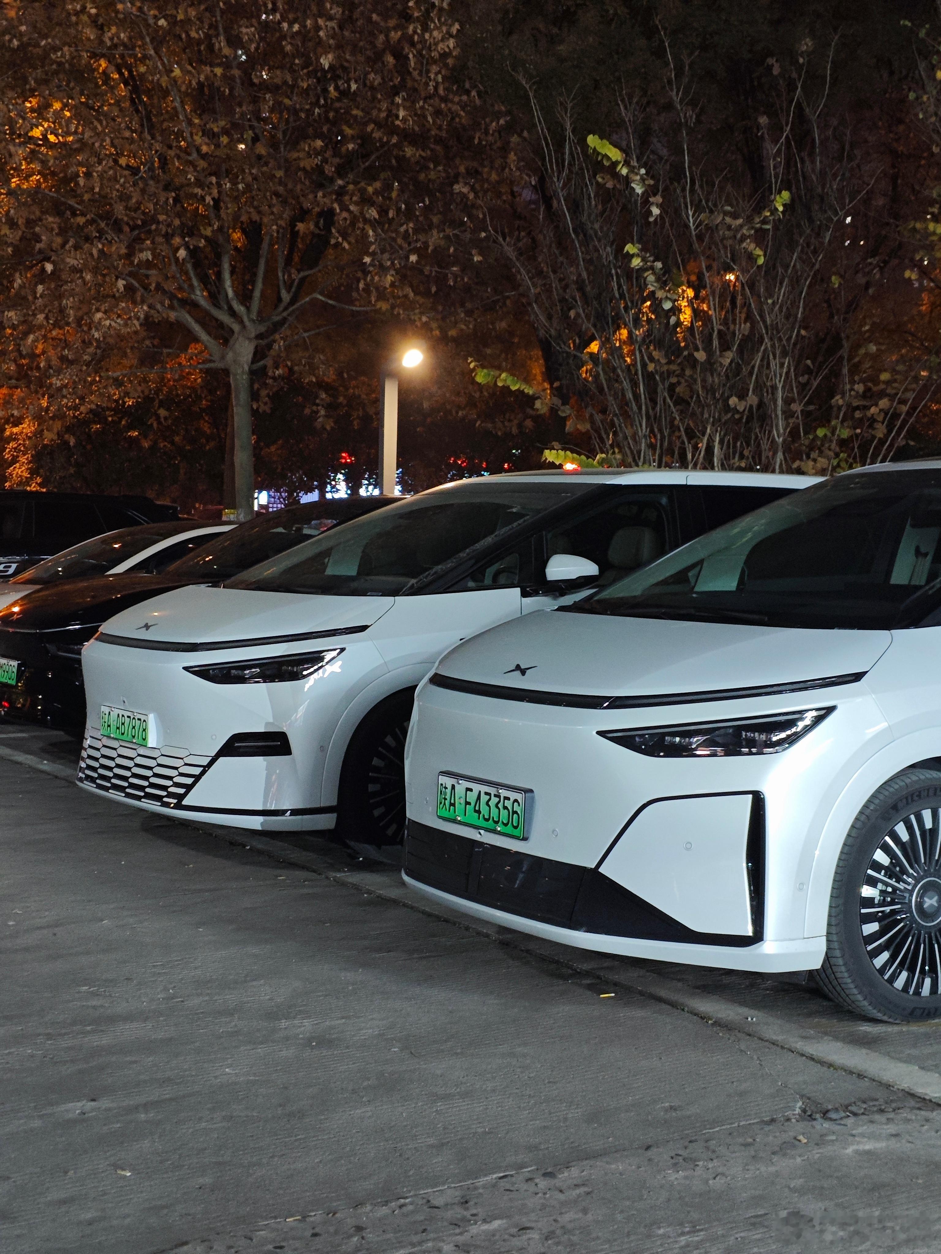 小鹏X9增程版和老纯电版前脸的差别，还是喜欢前保险杠有六边形造型的老款。小鹏汽车