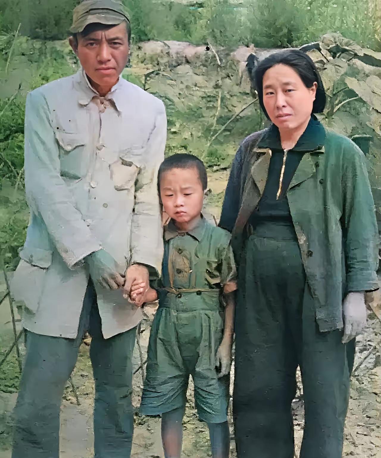 这是1946年王若飞同志乘机返回延安时，不幸遭遇空难遇难，他的夫人李培之与儿子以