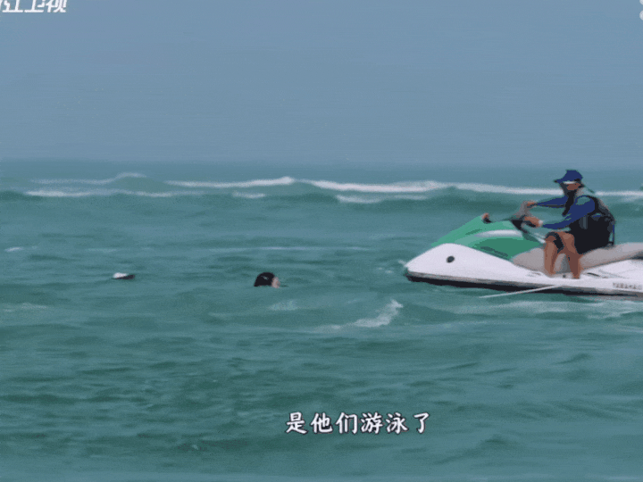 白鹿家澄清了，白鹿当时身穿救生服，旁边有救援人员，落水的人根本不用动，浮在水面等