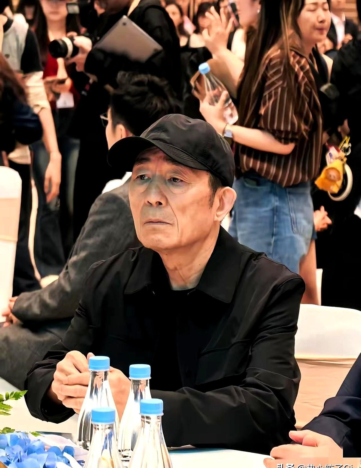 张艺谋说，全世界只有一个成龙，无法重复。他是我们华人的骄傲。成龙之后，不会再