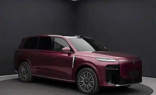 车身侧面，与岚图泰山类似的半隐藏式门把手、前翼子板装饰、电动侧踏板得以保留。轮辋