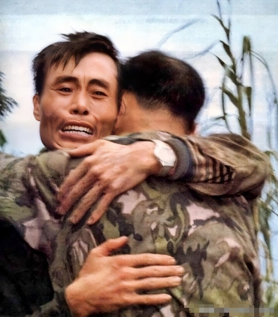 1985年，老山前线，战斗结束后，连长张荣先与自己的战友抱头痛哭。此时，他们完成