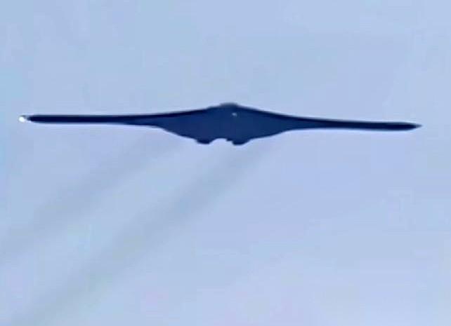 我跟你说，这事儿绝了。扒拉来扒拉去，老美现在手里能打的牌，就剩个B-2了。就