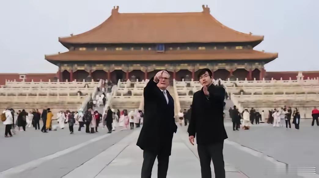 1月29日英国首相斯塔默游故宫，没有清场，现场游人不少，有的游客还认出首相并亲切