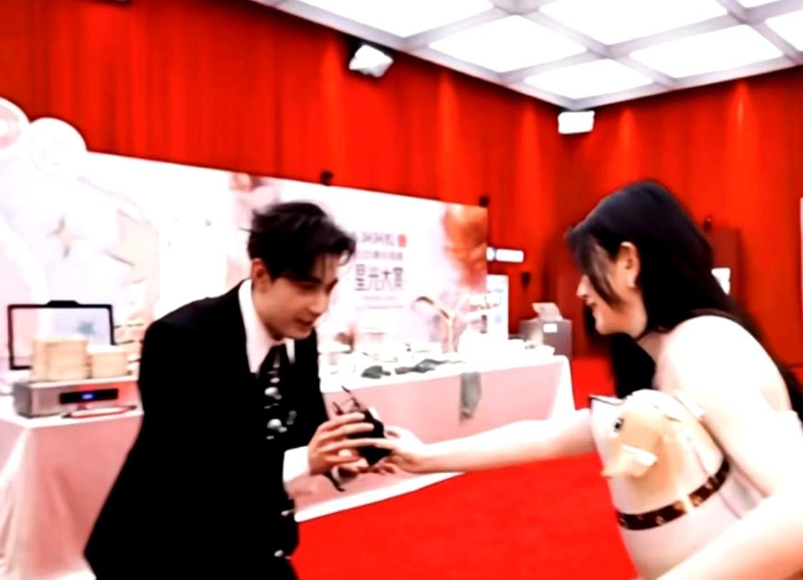 陈妍希这状态，樱花树下站满了帅弟弟！12月21日海南的腾讯视频星光大赏，陈妍