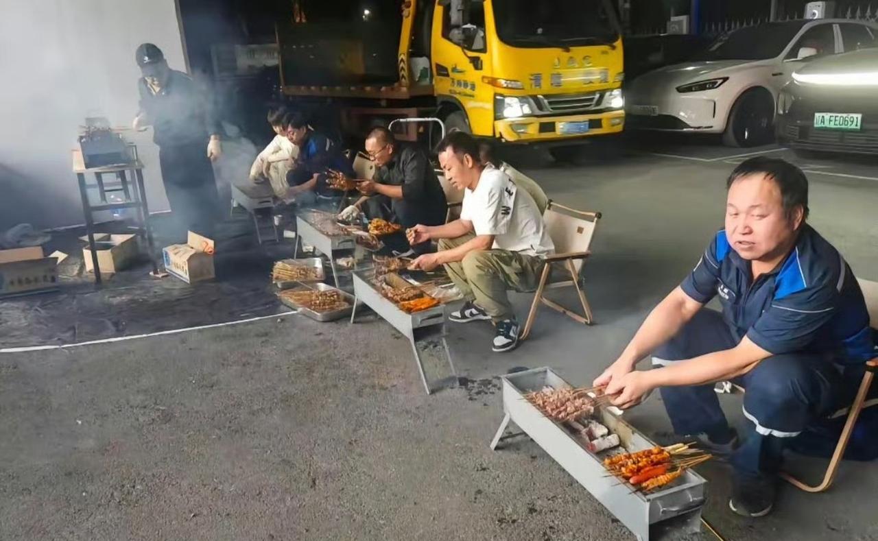 问界售后：没想到生意好到要做厨师[捂脸哭]