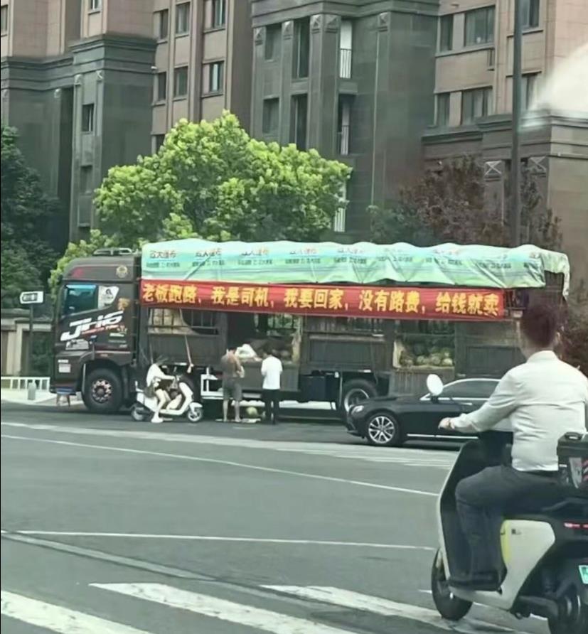 营销策略不错，一车菜很快卖完了
