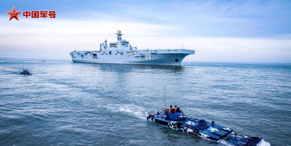 台岛以东海域，075舰直接开舱门放出两栖战车冲滩编队，台军指挥中心乱成了一锅粥