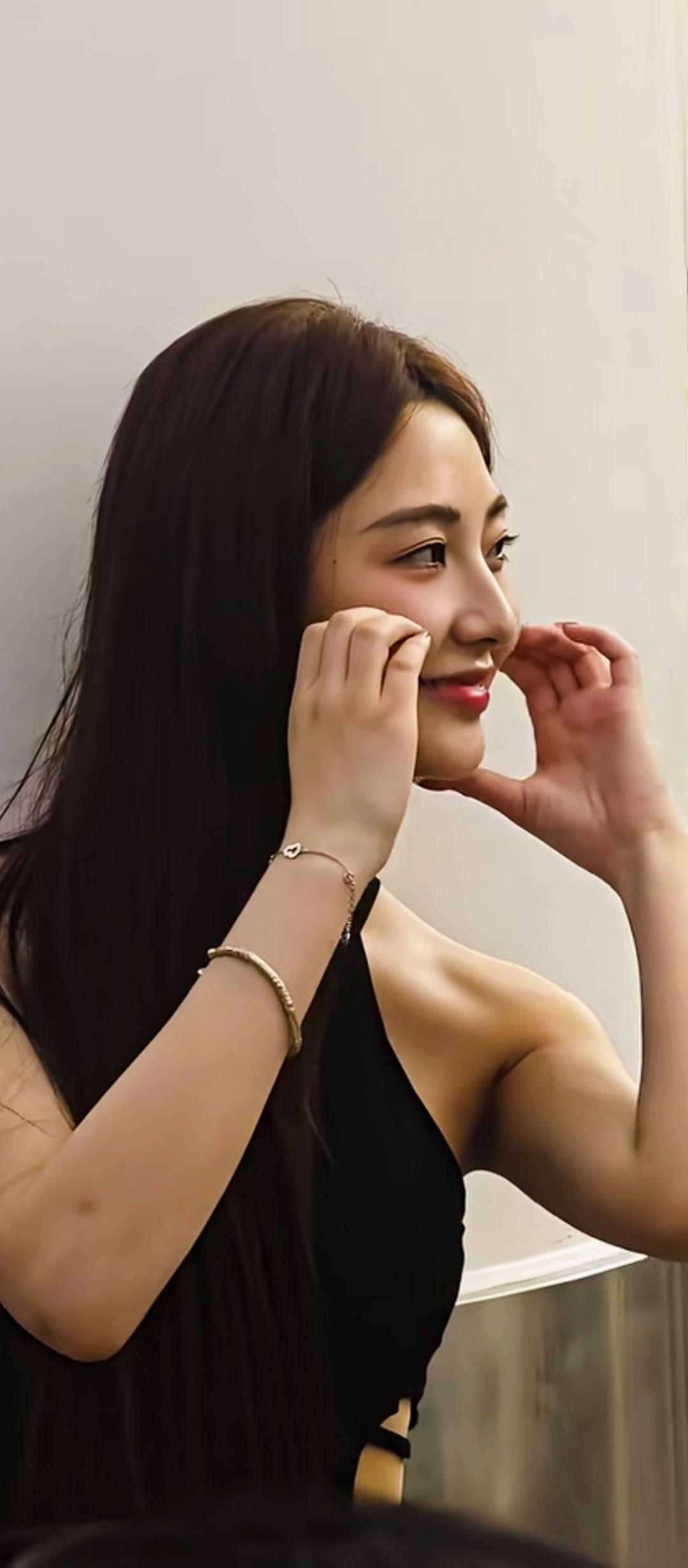 温柔微笑，美如画卷！[比心][比心]