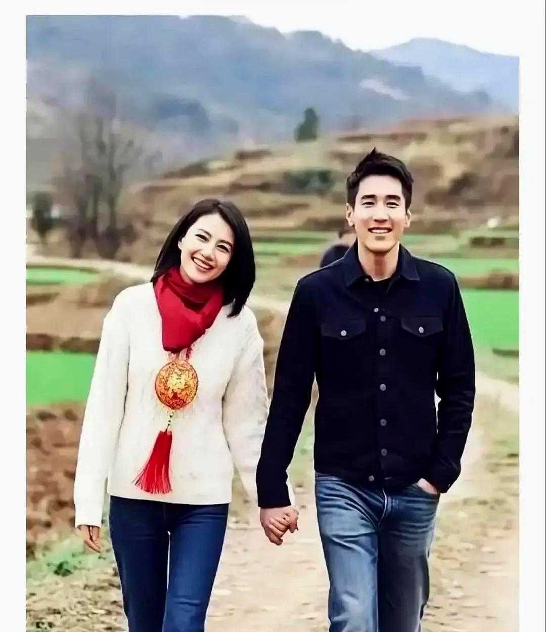 高圆圆赵又廷被拍到在乡间小路牵手散步，两人穿着宽松，步子慢悠悠，像刚吃完午饭出来